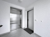 Aufzug neben Wohnungseingang - 