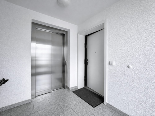 Aufzug neben Wohnungseingang - 