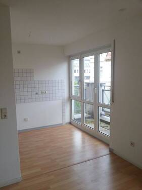 halboffene Küche mit Balkon - 