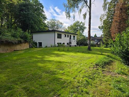 Maison Immobilien Bungalow Buchholz Ansicht Seite Eingang von Einfahrt - 7 Zimmer Bungalow in Buchholz