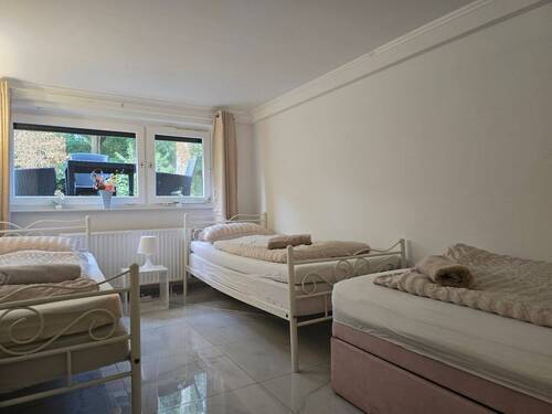 UG Maison Immobilien Bungalow Buchholz Schlafzimmer 1 - 