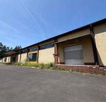 Gewerbe trifft Perspektive: Hallenensemble mit Entwicklungschance in Luhe-Wildenau