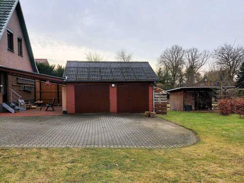 Garage und Nebengebäude - 