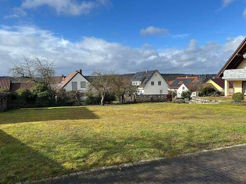 Blick auf das Baugrundstück - Perfektes Baugrundstück für Ihr Einfamilienhaus in ruhiger gewachsener Lage von 75449 Wurmberg
