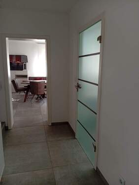 Blick vom Flur in die Küche zum Essplatz - Reihenendhaus mit 150,00 m&sup2; in Niederwerrn zum Kaufen