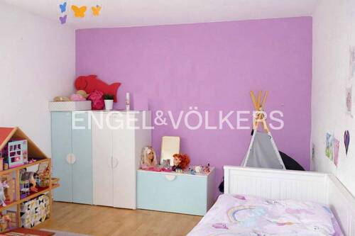 Kinderzimmer mit Balkonzugang - 