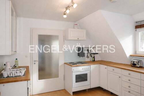 Praktische Einbauküche im Dachgeschoss - 