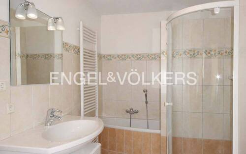 Tageslichtbad mit Dusche, Badewanne und Platz für Waschmaschine und Trockner - 