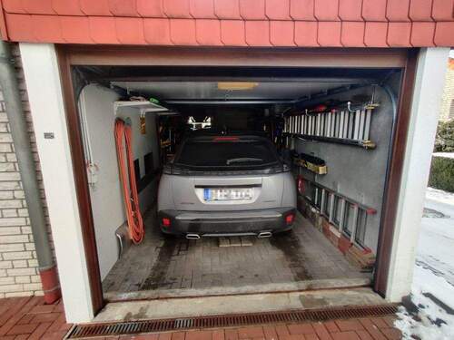 Garage mit elektischem Tor - 