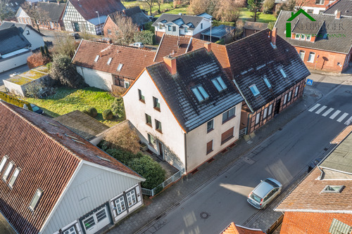 Außenansicht - Solides Mehrfamilienhaus mit 3 Wohneinheiten, 4 Garagen und Entwicklungspotenzial