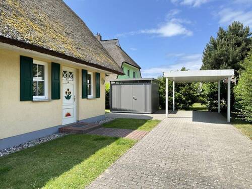 Hauseingang, Carport und Schuppen - Doppelhaushälfte auf Eigentumsgrundstück mit Carport
