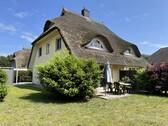 Hausansicht mit Terrasse und Garten - 3 Zimmer Doppelhaushälfte zum Kaufen in Born a. Darß