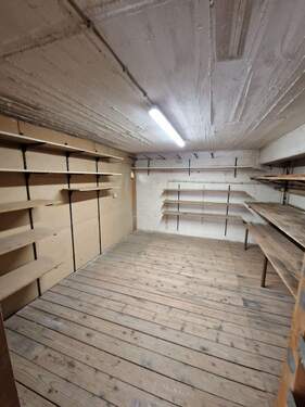 47 Halle EG li separater Lagerraum Empore.jpg - 