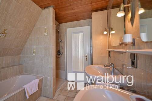39 Bad mit Wanne und Dusche - 