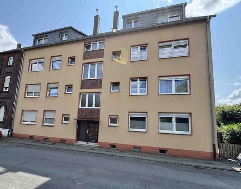 Straßenansicht - Charmante Halb-Dachgeschosswohnung mit Balkon