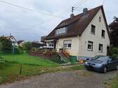 Aussenansicht von Südost - Ruhig gelegenes Einfamilien- Zweifamilienwohnhaus mit sonnigem Garten