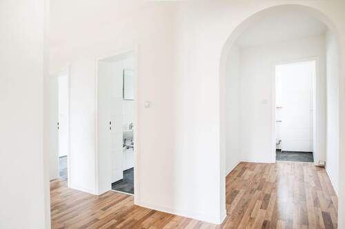 Flur - Sanierte 5-Zimmer-Wohnung auf 2 Ebenen mit Balkon, Garage und Gartenanteil