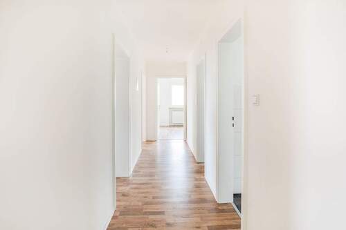 Flur - 5 Zimmer Etagenwohnung zum Kaufen in Eckersdorf