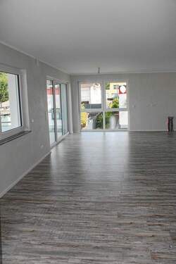 Wohnzimmer mit offener Küche - 