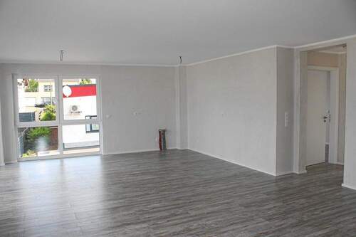 Wohnzimmer mit offener Küche - 3 Zimmer Etagenwohnung in Königswinter