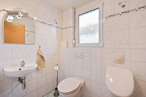 EG: Gäste-WC - 5 Zimmer Doppelhaushälfte in Oberstenfeld