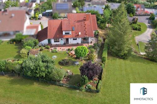 Gartenansicht - Wohnen wie im eigenen Haus: 4,5 Zimmer mit Garten, Doppelarage und unverbaubarem Blick in Windesheim