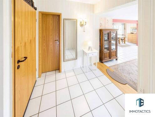 Eingangsbereich (KI-geräumt) - 4 Zimmer Etagenwohnung zum Kaufen in Windesheim