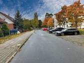 Anliegerstraße mit vielen Fahrzeugstellplätzen - 