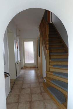 Flur und Treppe - 
