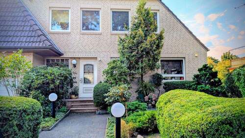 Hauseingang mit Vorgarten - 8 Zimmer Einfamilienhaus zum Kaufen in Bremen