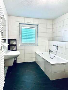 Das Tageslichtbad mit Wanne und Dusche - 