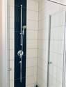 Die Dusche im Badezimmer - 