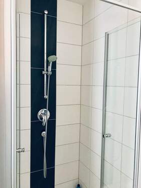Die Dusche im Badezimmer - 