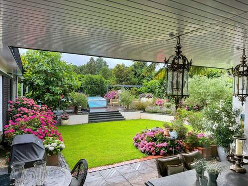 Blick in den Garten - 9 Zimmer Einfamilienhaus zum Kaufen in Neuss