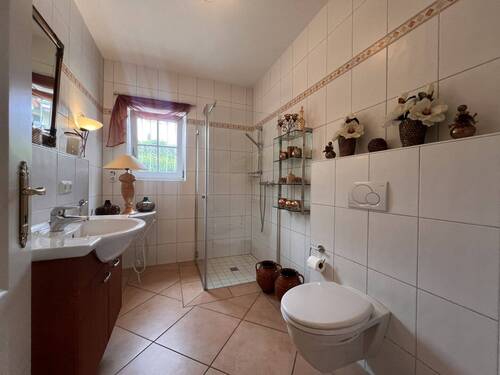 Modernes Badezimmer mit begehbarer Dusche und praktischen Stauraum-Lösungen - 