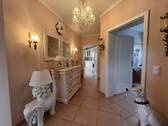 Elegantes Badezimmer mit Doppelwaschtisch und edler Kristalleuchte - 