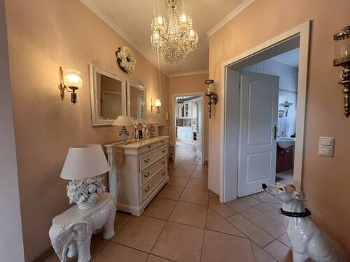 Elegantes Badezimmer mit Doppelwaschtisch und edler Kristalleuchte - 