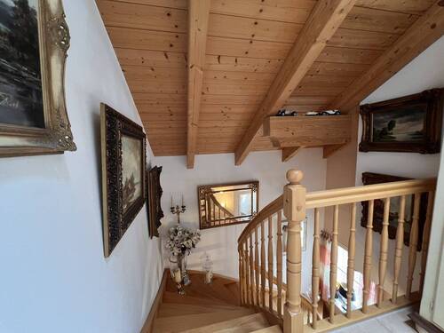 Charaktervolle Galerie mit Holzbalkendecke und eleganter Holztreppe - 
