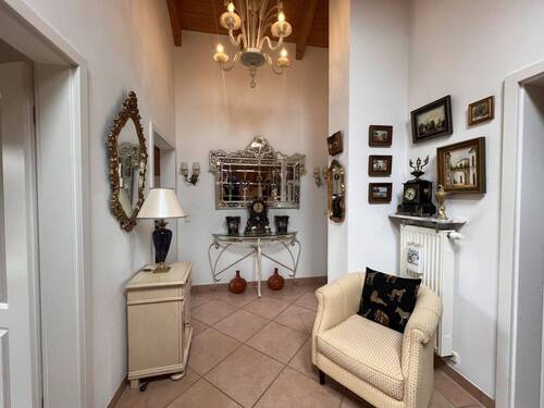 Repräsentativer Empfangsraum mit Stuck-Decke und eleganter Wandgestaltung - 