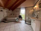 Luxus-Badezimmer mit freistehender Wanne, begehbarer Dusche und Panoramafenster - 