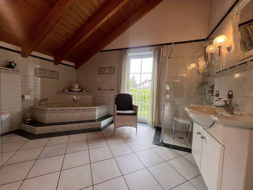 Luxus-Badezimmer mit freistehender Wanne, begehbarer Dusche und Panoramafenster - 