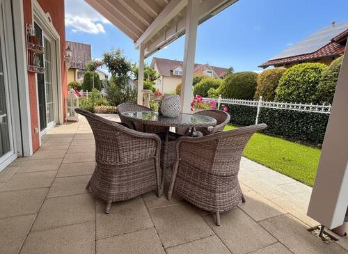 Überdachte Terrasse mit direktem Gartenblick und komfortabler Sitzzone - 