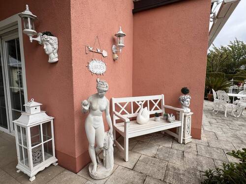 Terrassenbereich mit befestigtem Belag und direktem Hauszugang - 