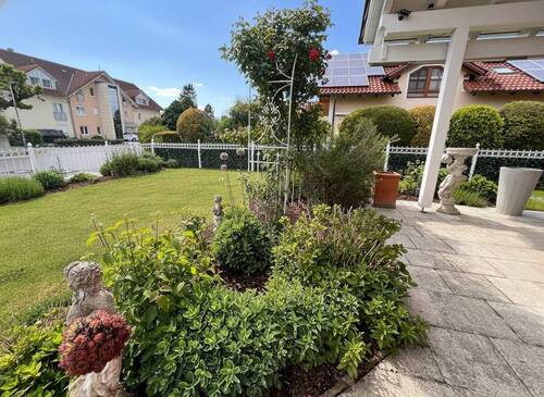 Idyllischer Garten mit Terrasse und Pergola-Überdachung - 