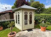 Elegantes Gartenhaus mit großflächigen Verglasungen und durchdachtem Grundriss - 