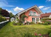 Harmonische Außenanlage mit gepflegtem Garten und eleganter Terrassenanbindung - 