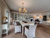 Elegantes Wohnzimmer mit offener Raumgestaltung und Kaminanlage - 4 Zimmer Einfamilienhaus zum Kaufen in Kirchham