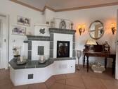 Wohnzimmer mit charaktervoller Kaminanlage und eleganten Kachelelementen - 