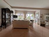 Lichtwellnessbereich mit Kaminofen und direktem Gartenblick - 