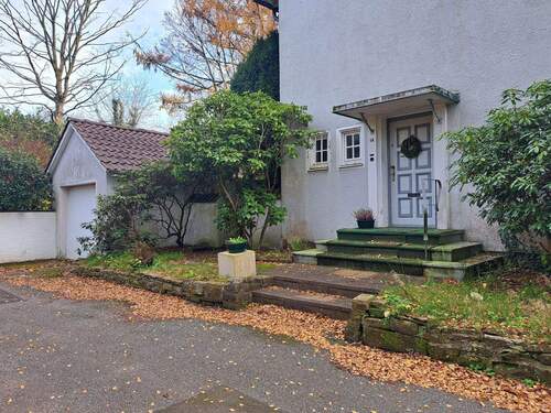 Hauseingang und Garage - 